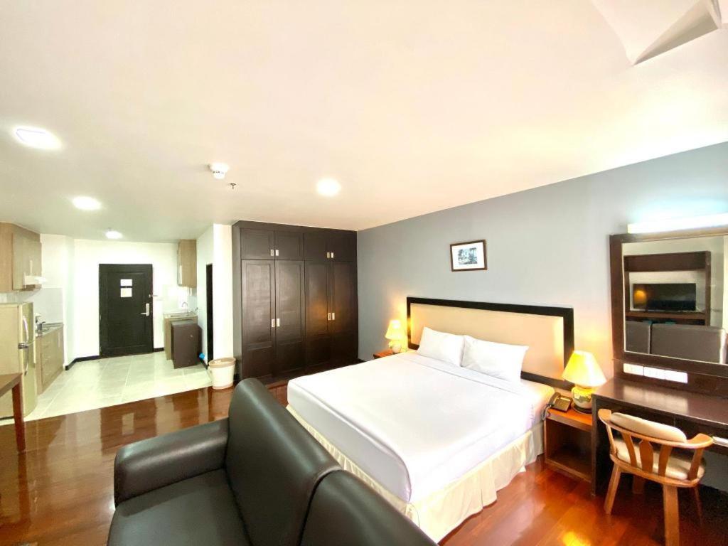 J Town Serviced Apartments&Hotel Si Racha Exterior photo