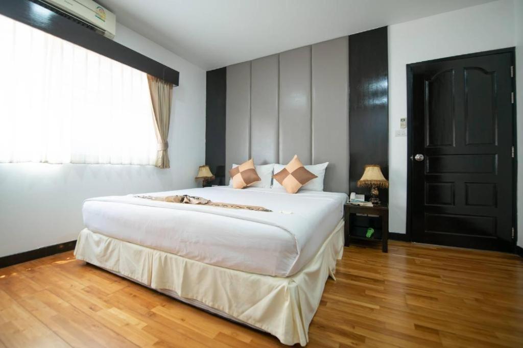 J Town Serviced Apartments&Hotel Si Racha Exterior photo