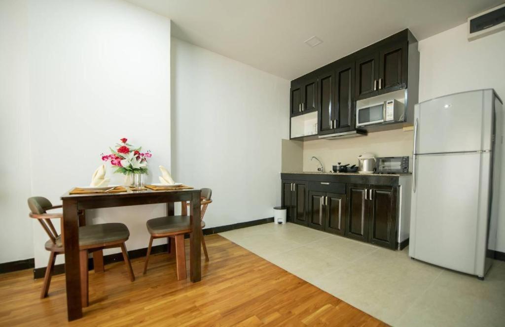 J Town Serviced Apartments&Hotel Si Racha Exterior photo