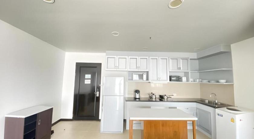 J Town Serviced Apartments&Hotel Si Racha Exterior photo
