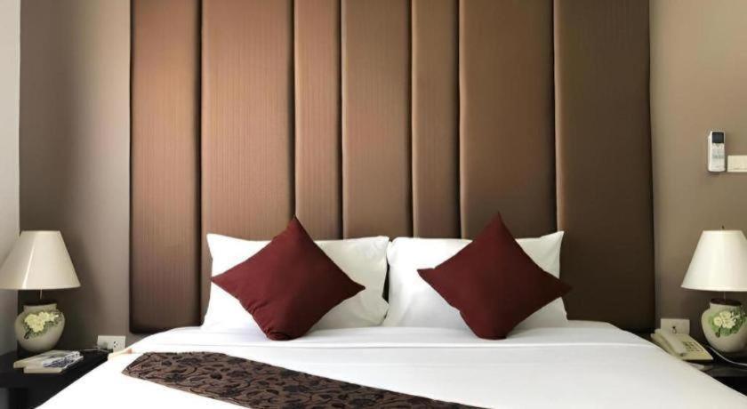 J Town Serviced Apartments&Hotel Si Racha Exterior photo
