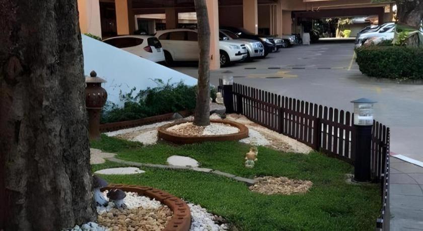 J Town Serviced Apartments&Hotel Si Racha Exterior photo