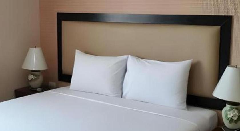 J Town Serviced Apartments&Hotel Si Racha Exterior photo