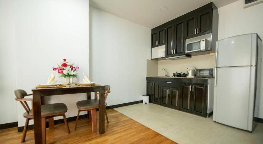 J Town Serviced Apartments&Hotel Si Racha Exterior photo
