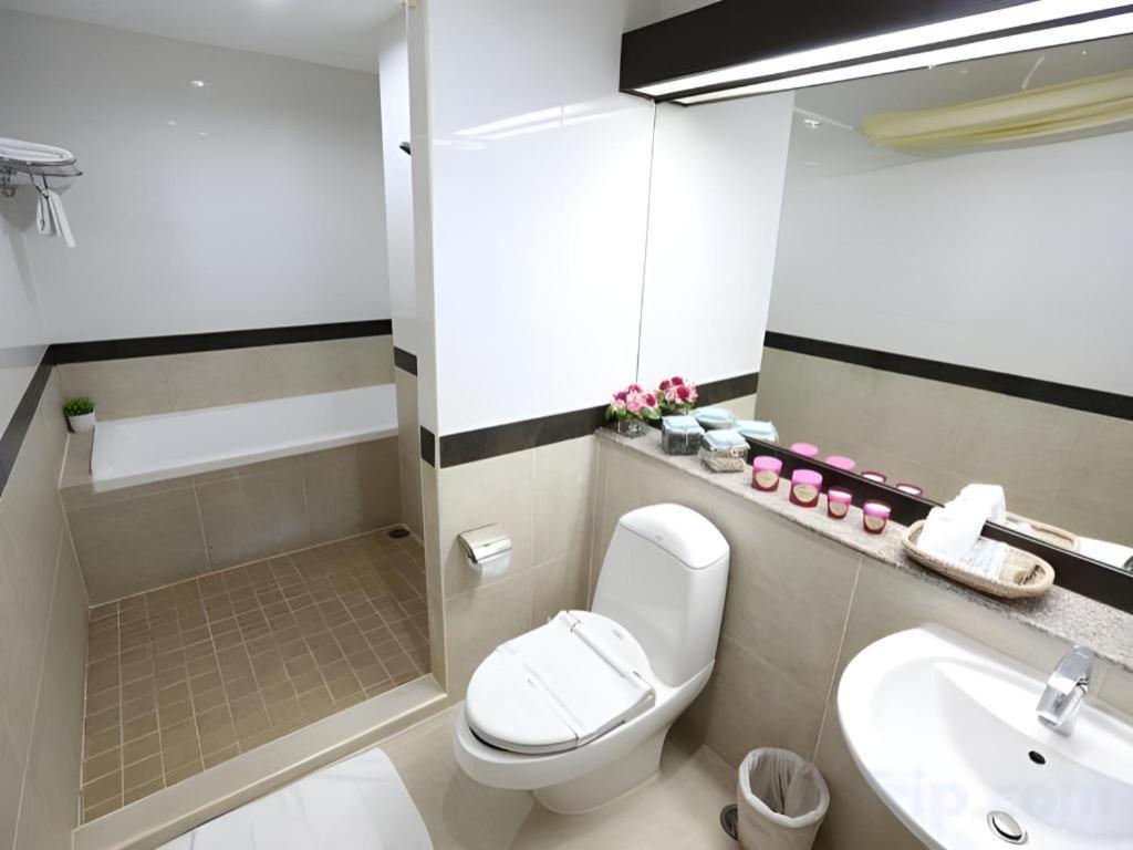 J Town Serviced Apartments&Hotel Si Racha Exterior photo
