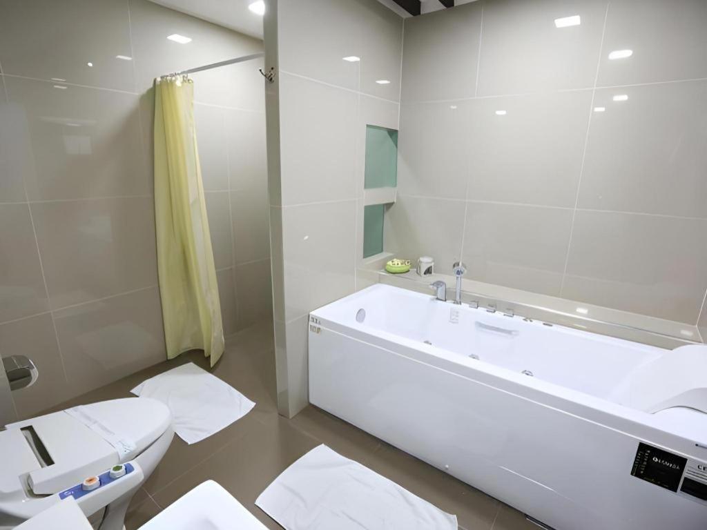 J Town Serviced Apartments&Hotel Si Racha Exterior photo