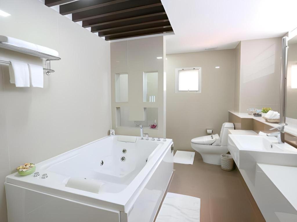 J Town Serviced Apartments&Hotel Si Racha Exterior photo