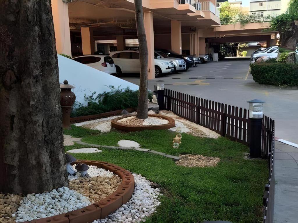 J Town Serviced Apartments&Hotel Si Racha Exterior photo