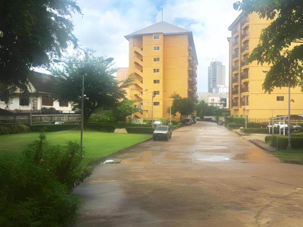 J Town Serviced Apartments&Hotel Si Racha Exterior photo